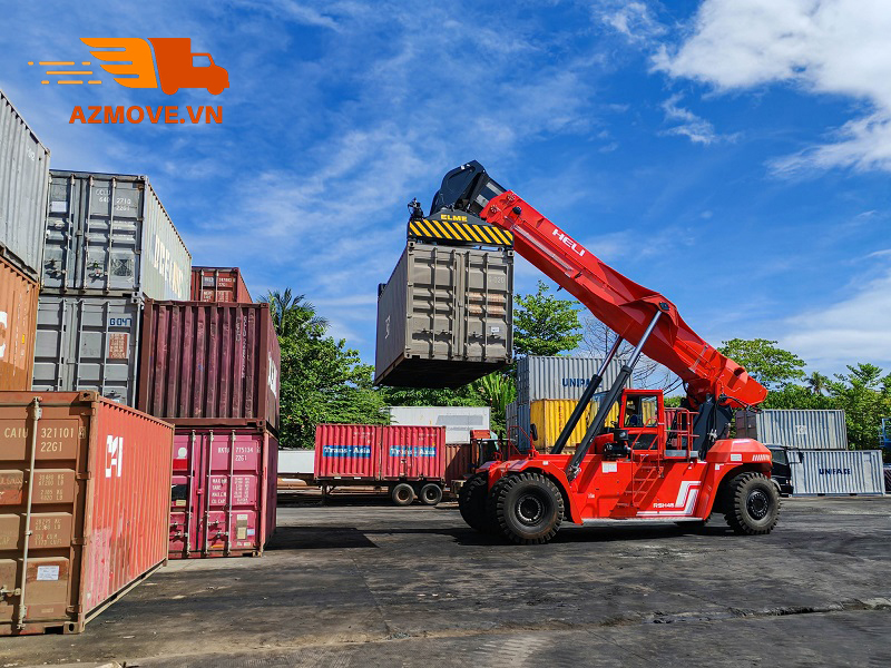 Những lợi ích khi thuê xe nâng chụp container Những lợi ích khi thuê xe nâng chụp container